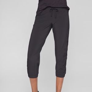 EUC Comfy Athleta LaViva Capris